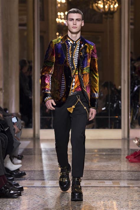 collezione uomo p e 2019 versace immagini|Versace collezione uomo autunno inverno 2018 2019: la sfilata a .